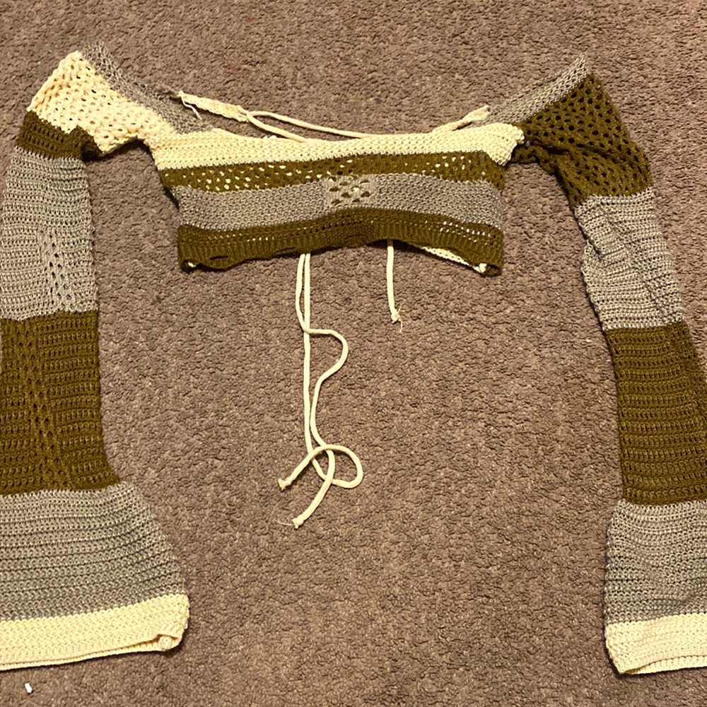 super cropped knit shirt with flared arms